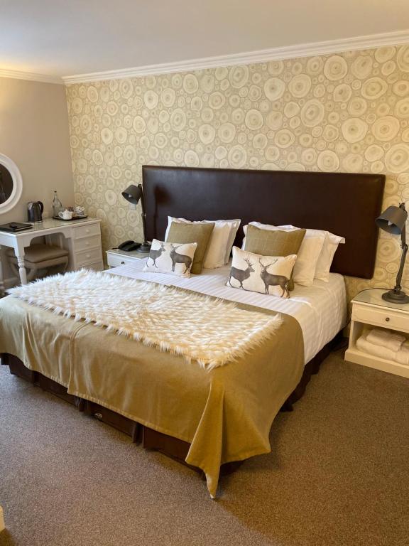 ein Schlafzimmer mit einem großen Bett in einem Zimmer in der Unterkunft No12 Hotel in North Berwick