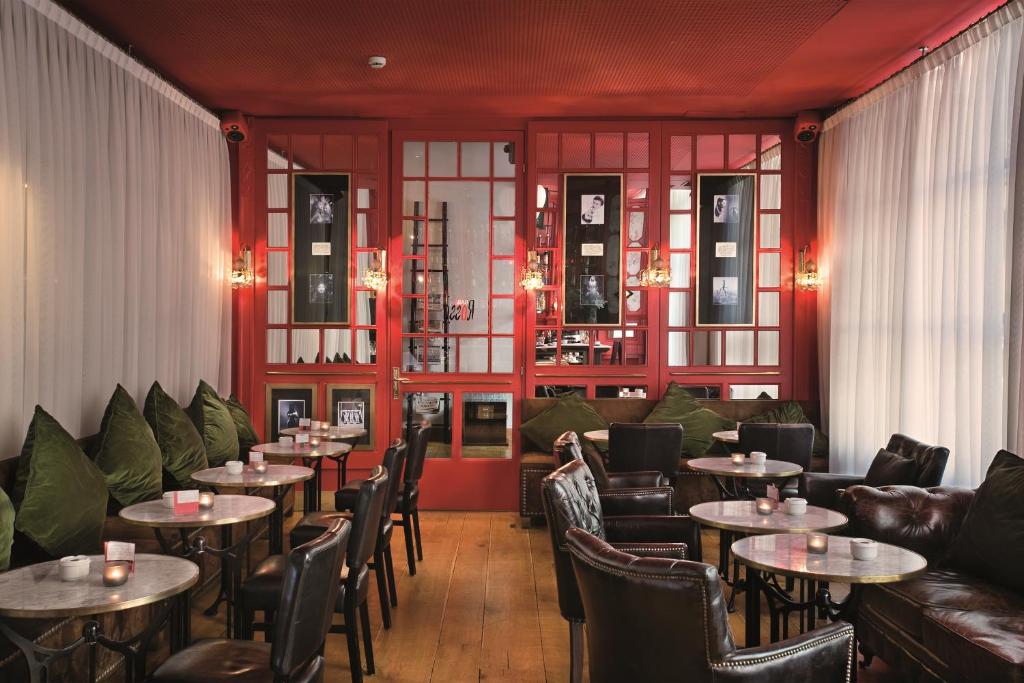 A seating area at Hotel Market