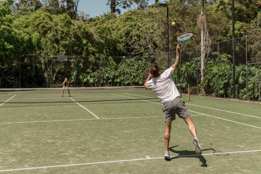 Tenis a/nebo squash v ubytování Charlesworth Bay Beach Resort nebo okolí
