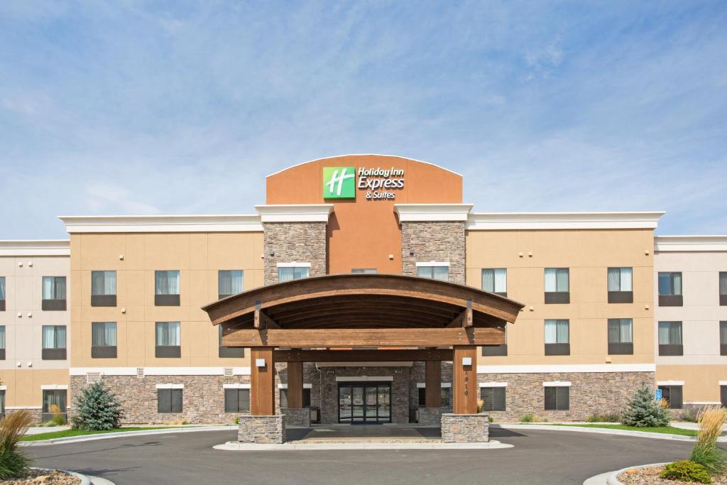 un hôtel avec un kiosque en face d'un bâtiment dans l'établissement Holiday Inn Express & Suites Glendive, an IHG Hotel, à Glendive