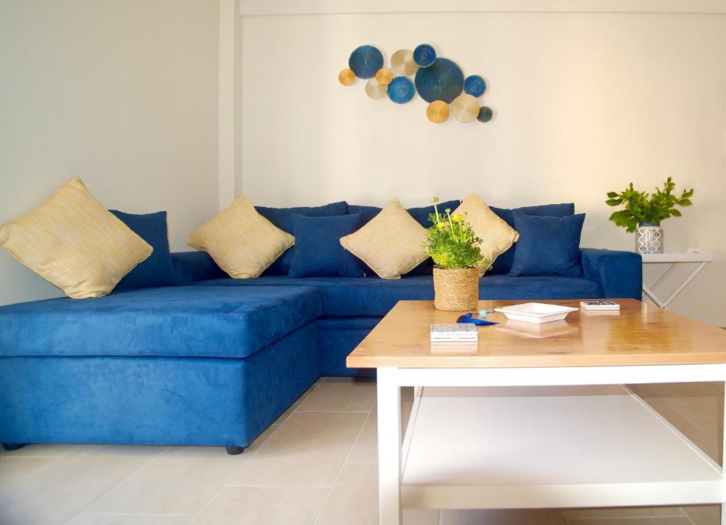Posedenie v ubytovaní The Bluehouse - Spacious top floor flat with parking, by Mon Repos beach