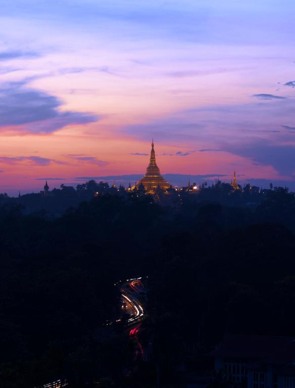 Matahari terbit atau terbenam yang dilihat dari hotel atau berdekatan