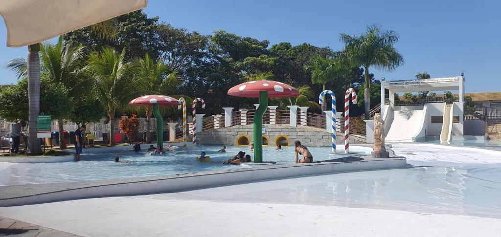 un grupo de personas en una piscina con sombrillas en Lacqua diroma, BELEZA ROMANA I, en Caldas Novas