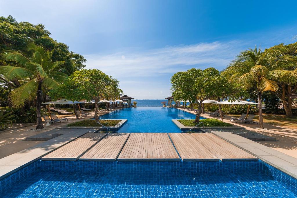 una piscina con vistas al océano en Crimson Resort and Spa - Mactan Island, Cebu en Isla de Mactán