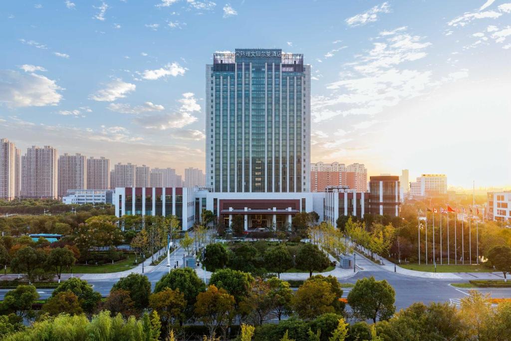 een uitzicht op een stad met een hoog gebouw bij Pullman Changshu Leeman in Changshu