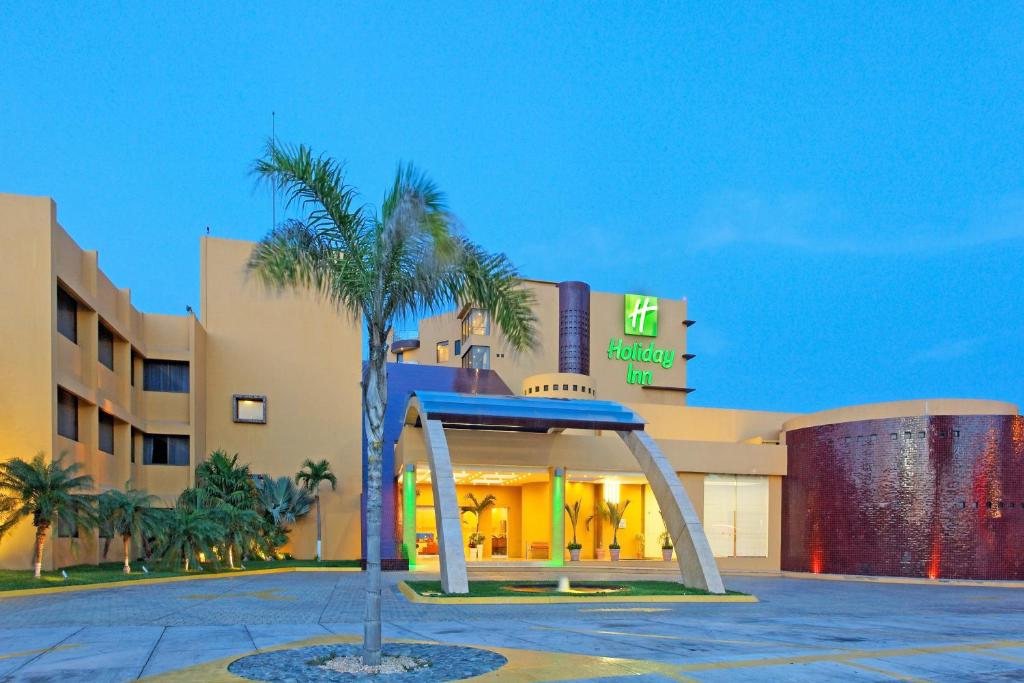 una palmera frente a un hotel en Holiday Inn Veracruz-Boca Del Rio, an IHG Hotel, en Veracruz