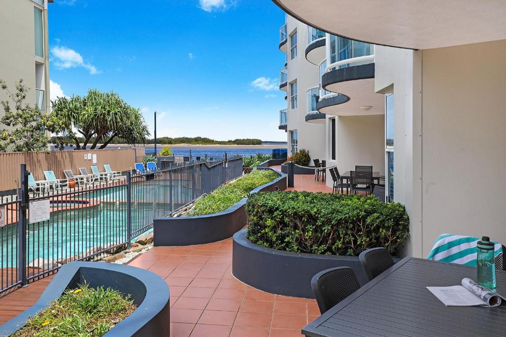 Bazén v ubytování Watermark Resort Caloundra nebo v jeho okolí
