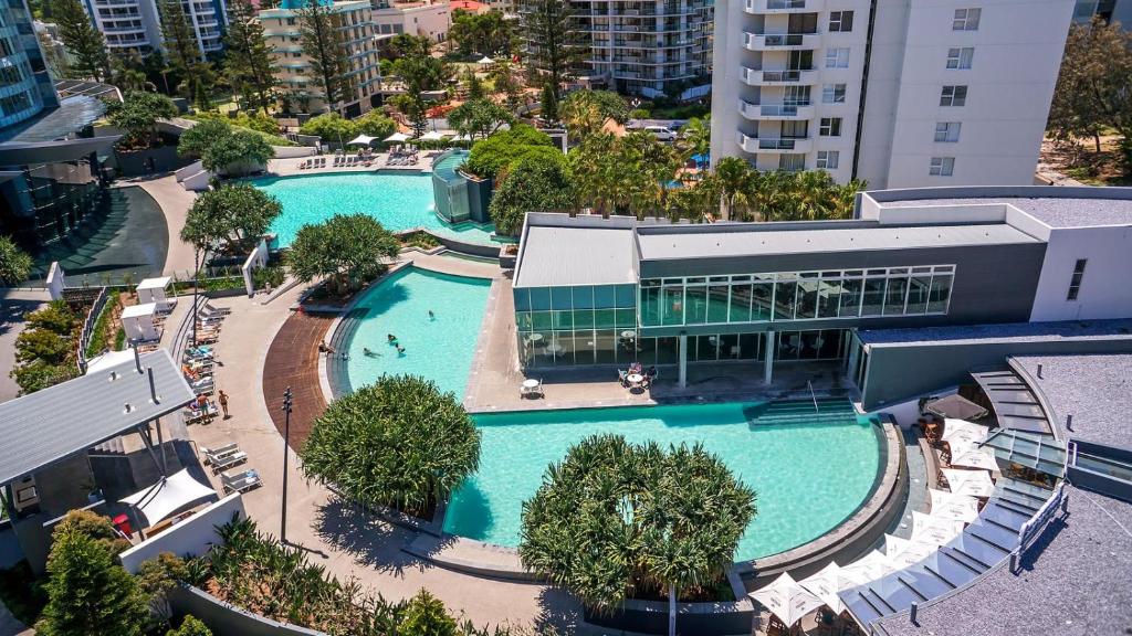 una vista aérea de una gran piscina con un edificio en Designer Rooms at Q1 resort - GCLR, en Gold Coast
