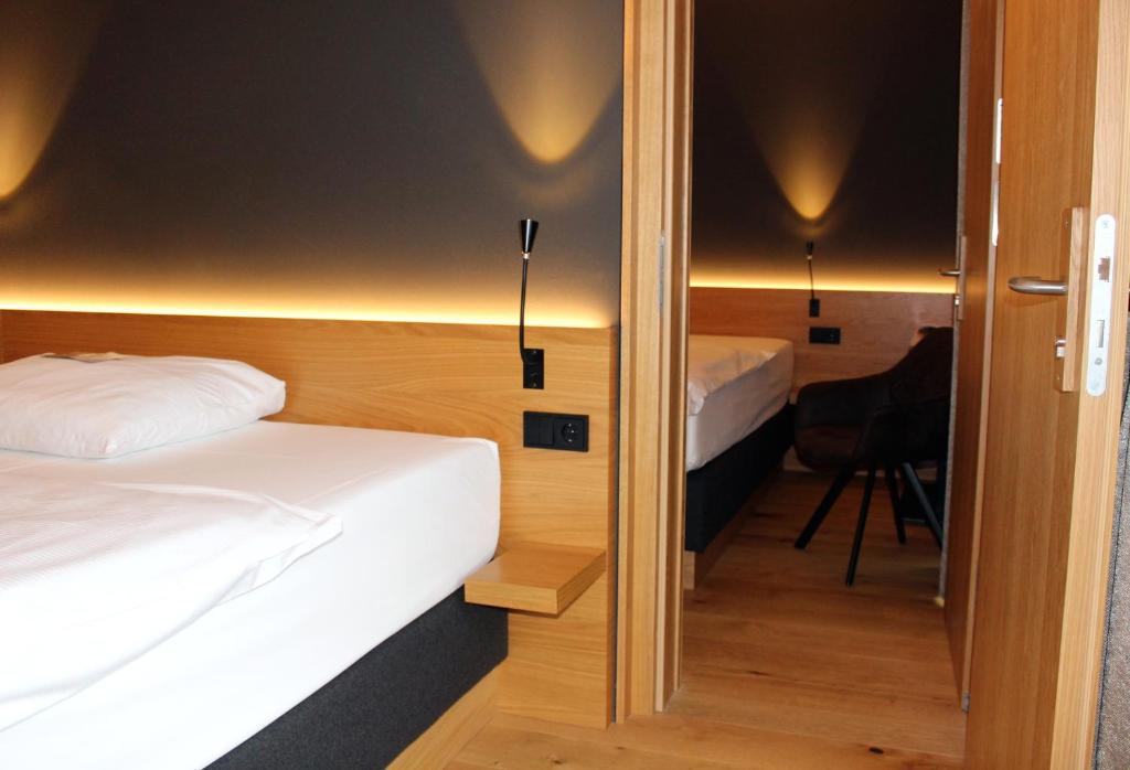 Postel nebo postele na pokoji v ubytování 2ND HOME HOTEL