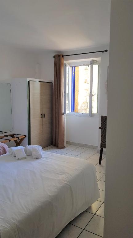 Postel nebo postele na pokoji v ubytování Hôtel Restaurant le Bellevue