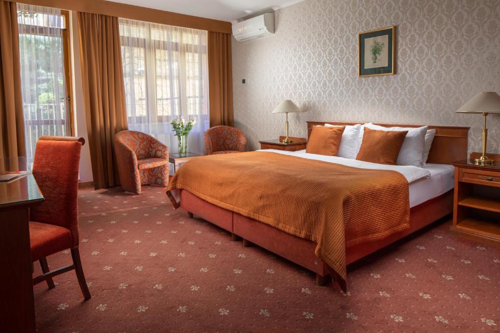 Letto o letti in una camera di Promenáda Romantic Hotel