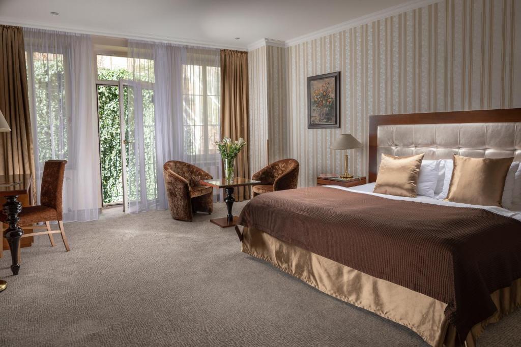 Letto o letti in una camera di Promenáda Romantic Hotel