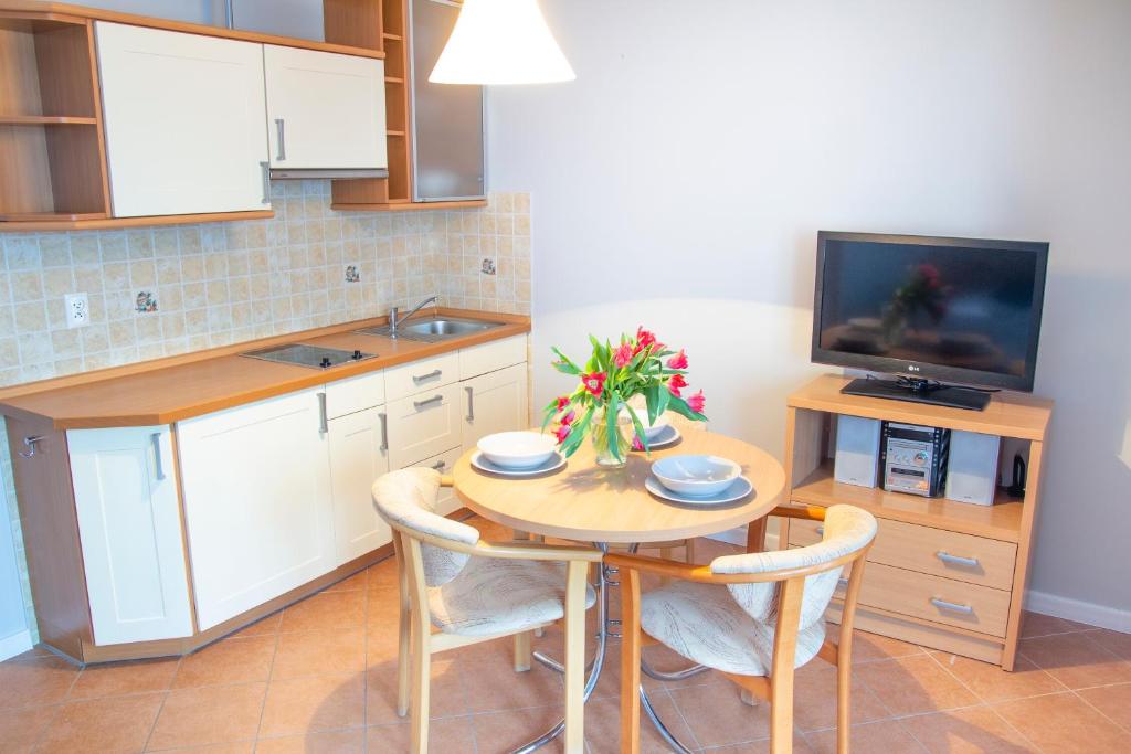 Kuchyňa alebo kuchynka v ubytovaní AL-DOM apartamenty Olymp Błękitna Laguna
