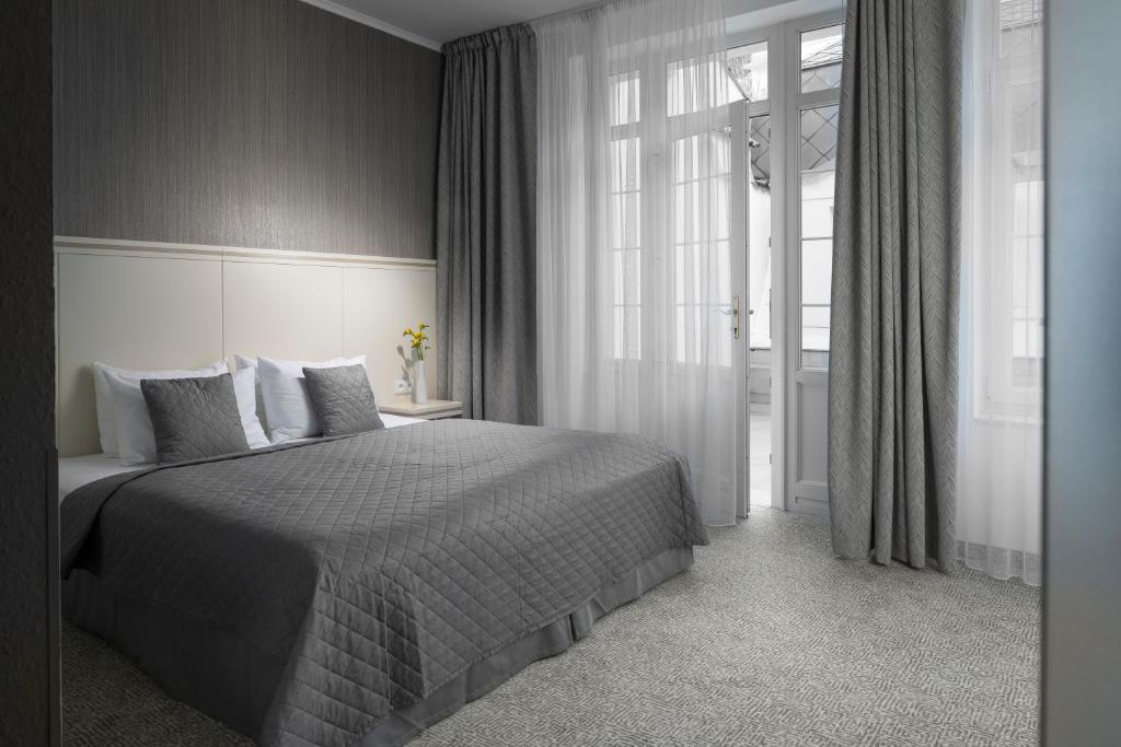 Letto o letti in una camera di Promenáda Romantic Hotel