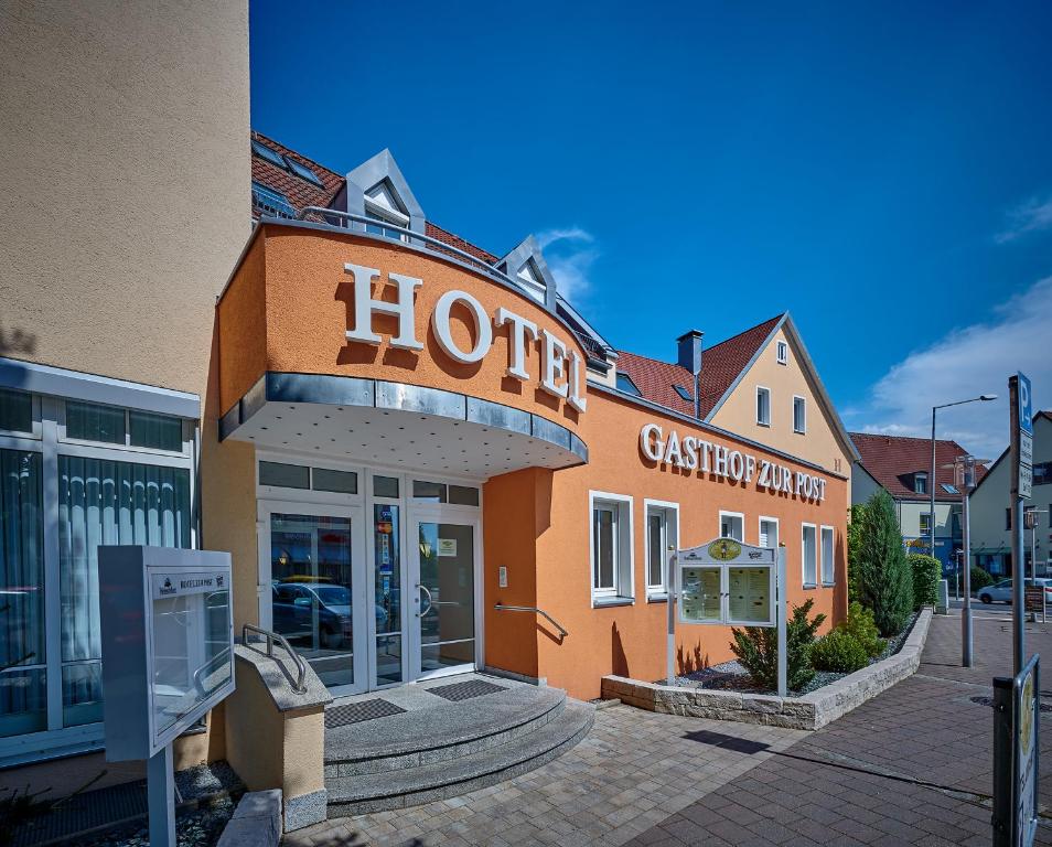 ein Hotel mit einem Schild auf der Vorderseite in der Unterkunft Hotel Gasthof zur Post in Lauf an der Pegnitz