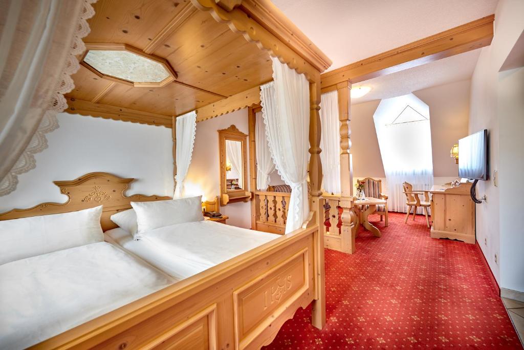 Postel nebo postele na pokoji v ubytování Hotel Gasthof zur Post