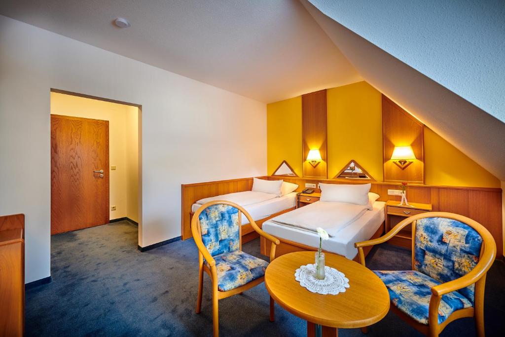 Postel nebo postele na pokoji v ubytování Hotel Gasthof zur Post