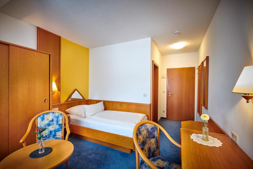 Postel nebo postele na pokoji v ubytování Hotel Gasthof zur Post