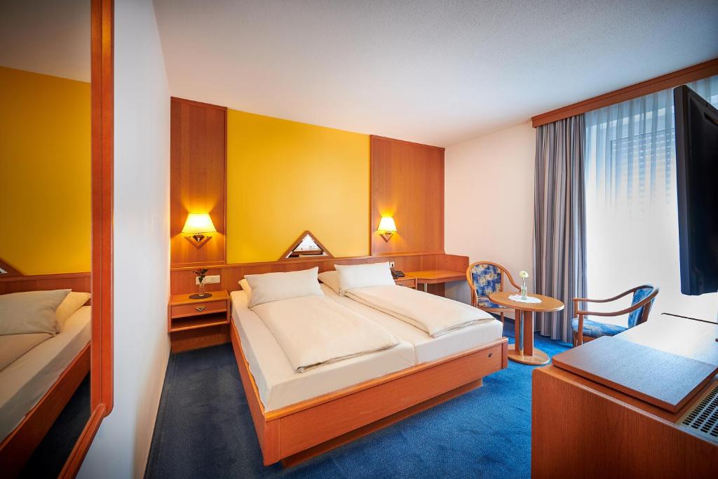 Postel nebo postele na pokoji v ubytování Hotel Gasthof zur Post
