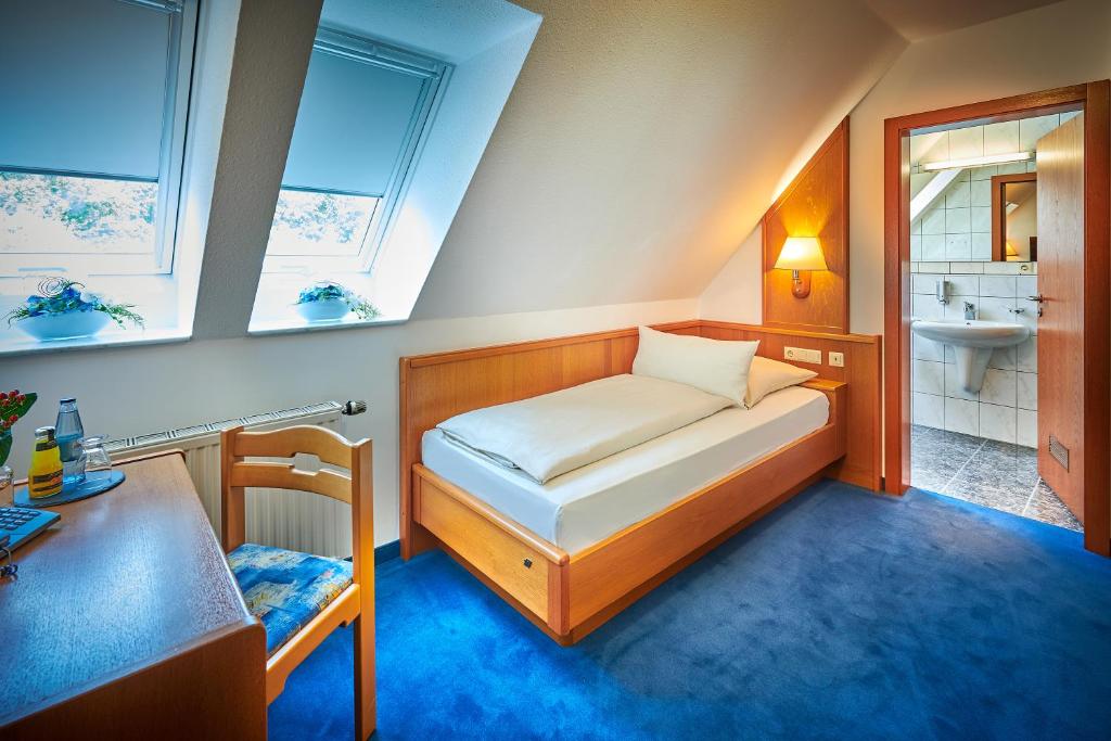 Postel nebo postele na pokoji v ubytování Hotel Gasthof zur Post