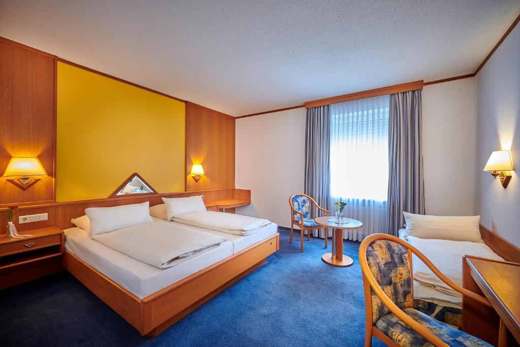 Postel nebo postele na pokoji v ubytování Hotel Gasthof zur Post