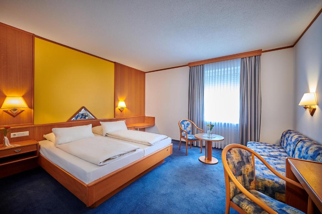 Postel nebo postele na pokoji v ubytování Hotel Gasthof zur Post