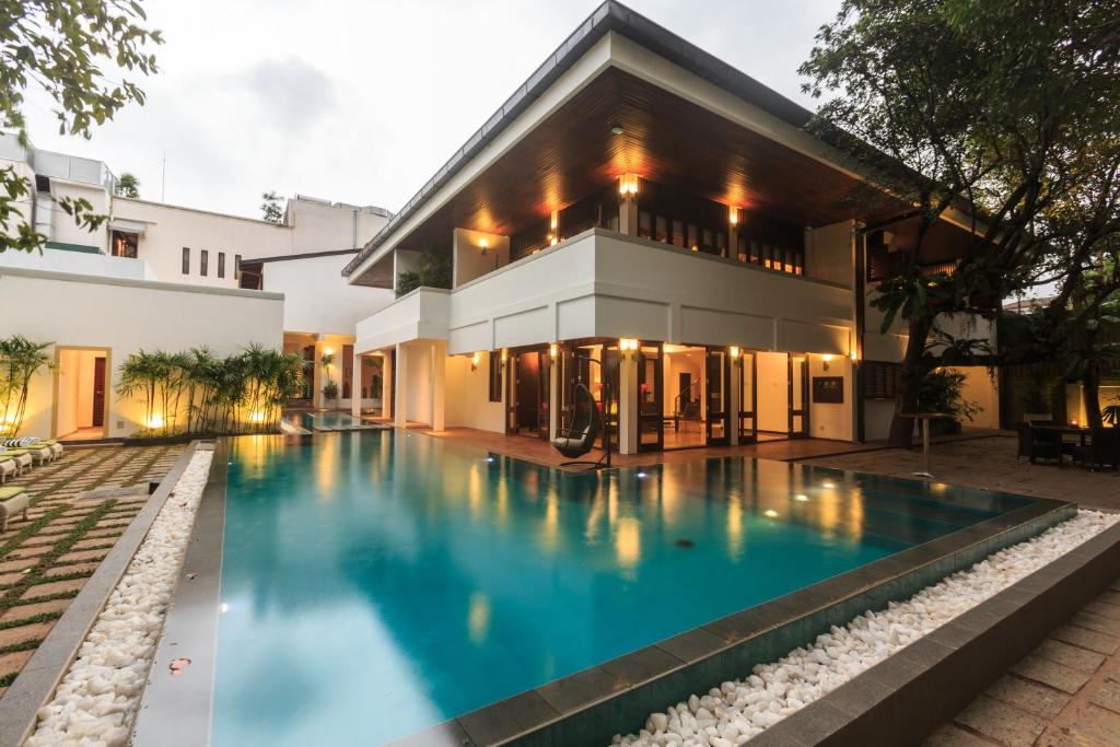 una imagen de una piscina frente a una casa en Colombo Court Hotel & Spa en Colombo