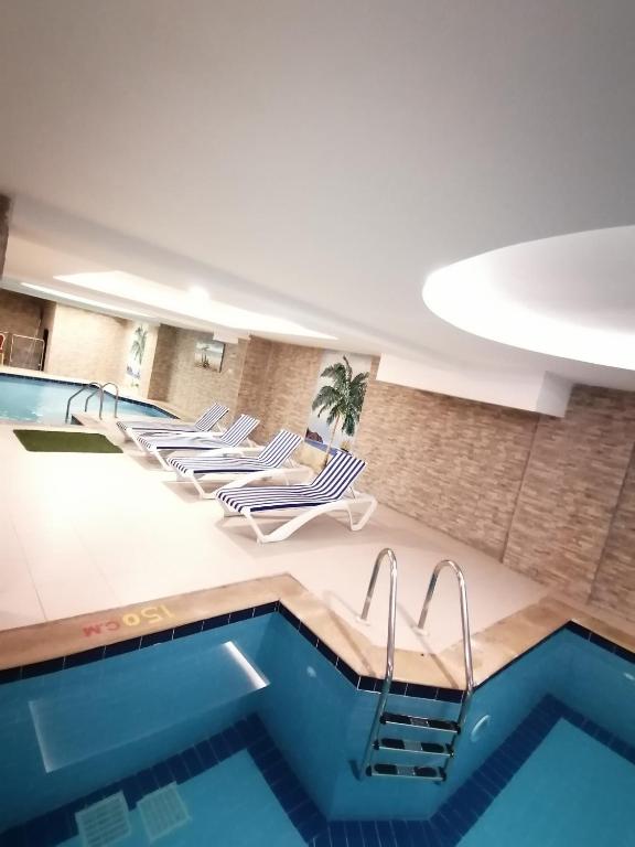 Bazén v ubytování Al Maali Hotel Jazan nebo v jeho okolí