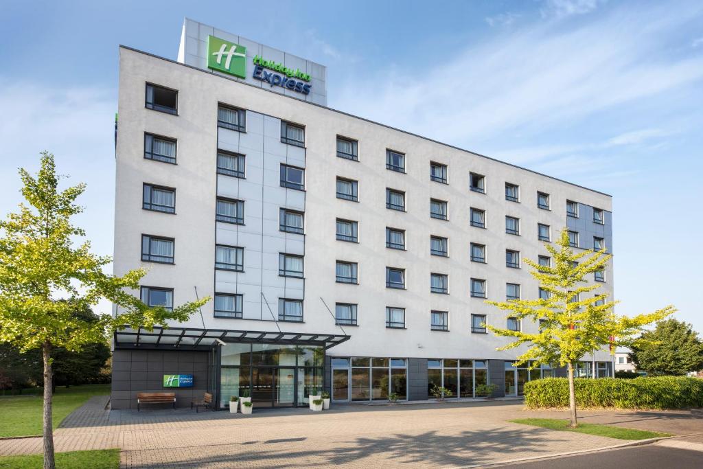 un hotel blanco con un cartel encima en Holiday Inn Express Duesseldorf City Nord, an IHG Hotel, en Düsseldorf