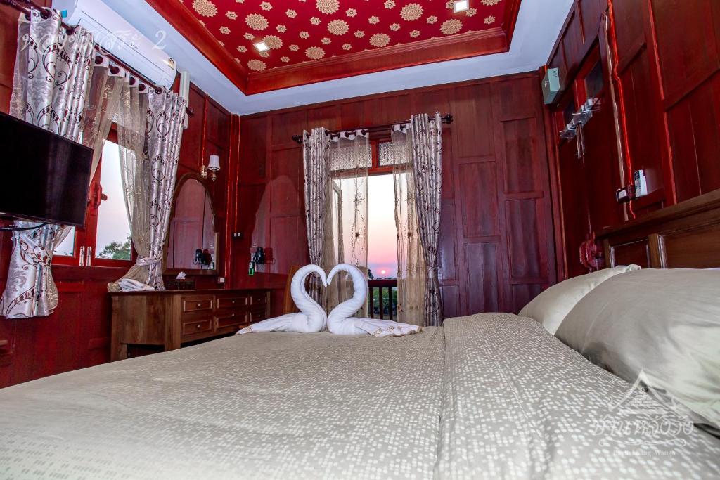 Postel nebo postele na pokoji v ubytování Baan Lhang Wangh บ้านหลังวัง