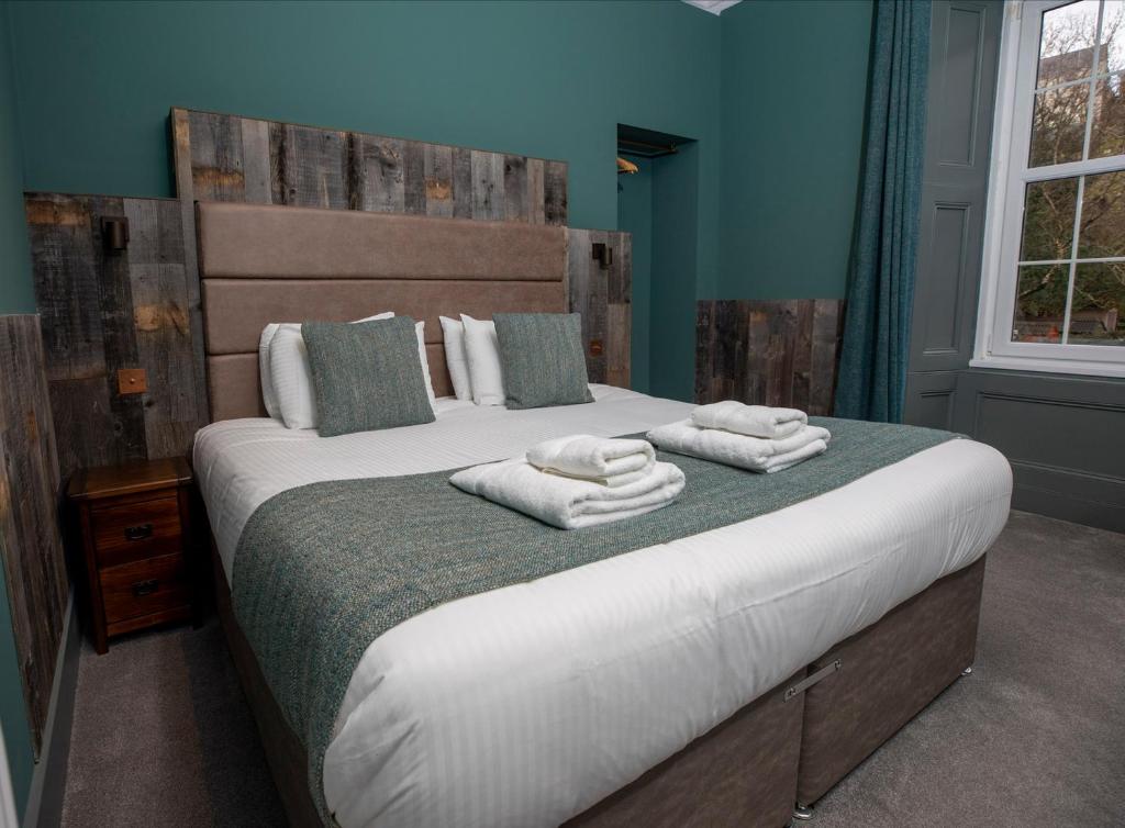 Uma cama ou camas num quarto em The Whisky Vaults