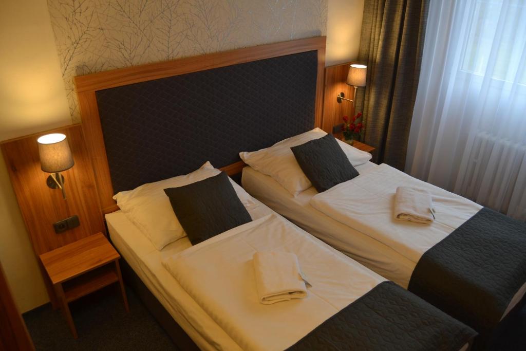 Postel nebo postele na pokoji v ubytování Hotel Bohemians