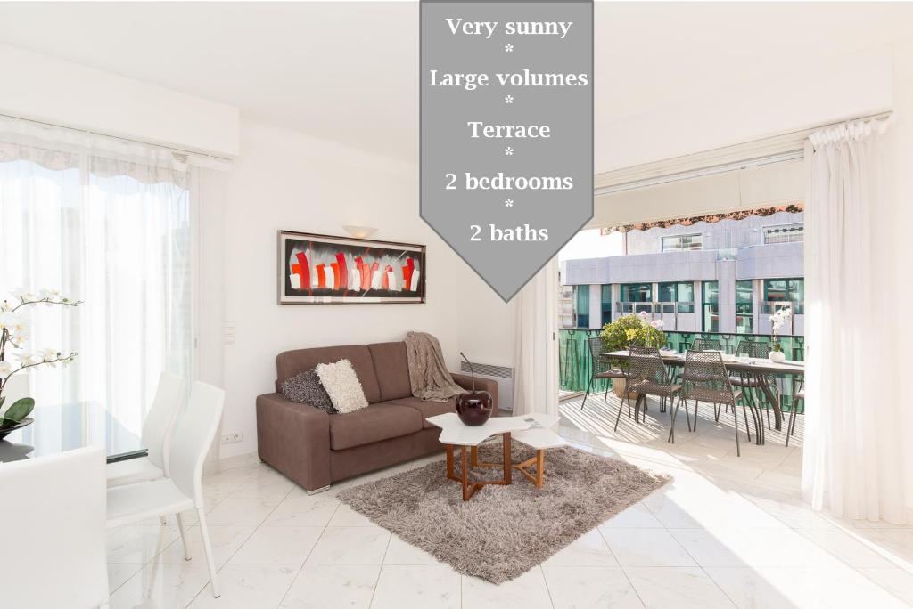 un salon avec un canapé et une table dans l'établissement MARIOTT AREA: SUNNY 2 BEDS /2 BATHS, à Cannes