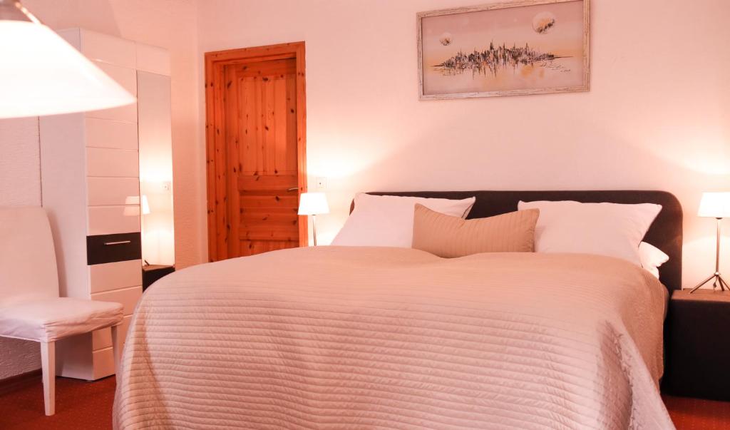 Postel nebo postele na pokoji v ubytování Landhotel-Restaurant Schwalbennest