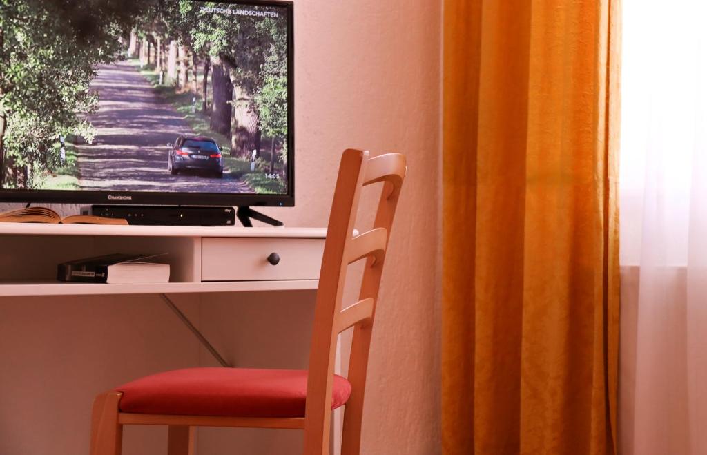 TV a/nebo společenská místnost v ubytování Landhotel-Restaurant Schwalbennest
