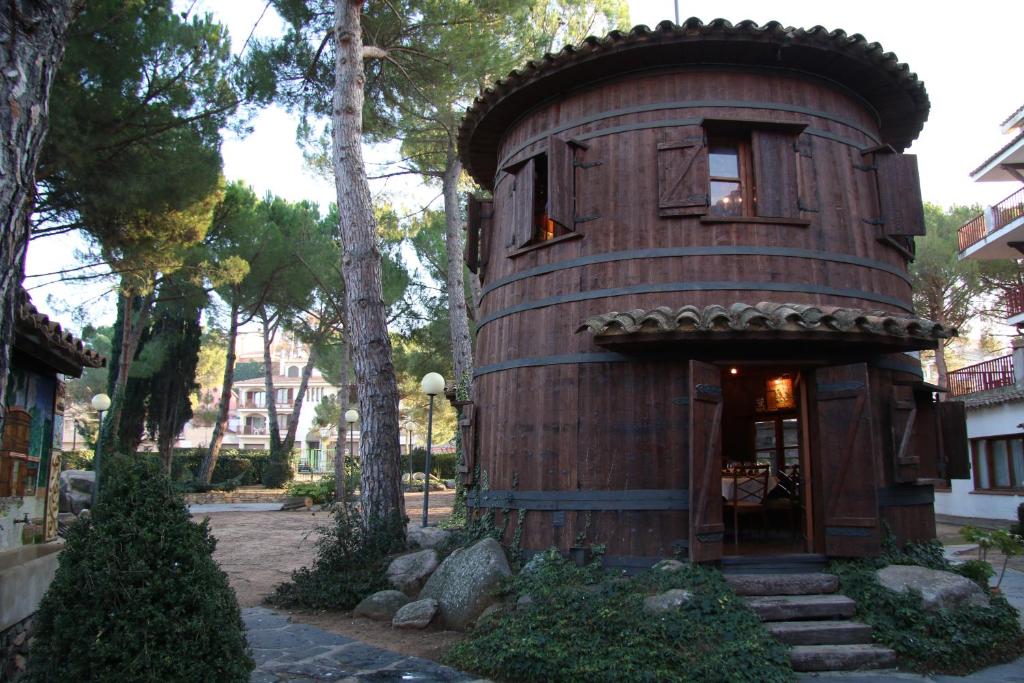 una casa en el árbol en medio de una calle en Hostal del Senglar, en Espluga de Francolí