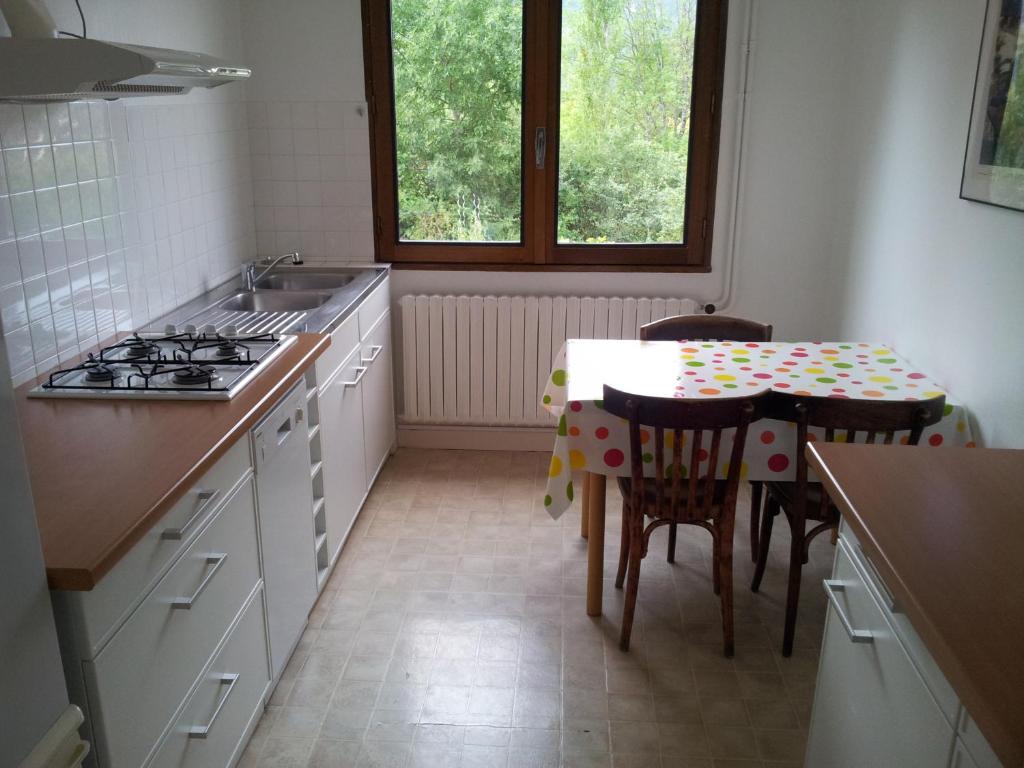 Kuchyň nebo kuchyňský kout v ubytování Gite Barbier