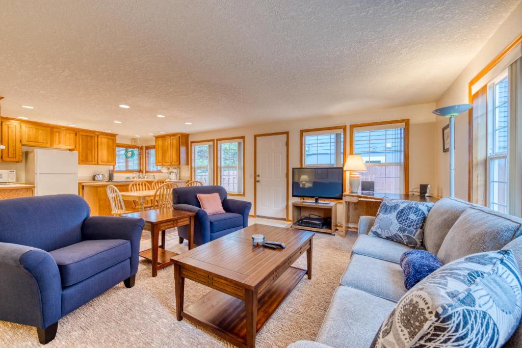 Rockaway Beach Comfy Retreat - Housity