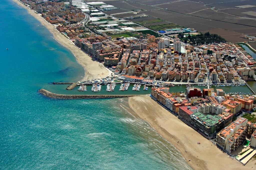 una vista aérea de la playa y del océano en Hostal El Perelló, Valencia, en El Perelló