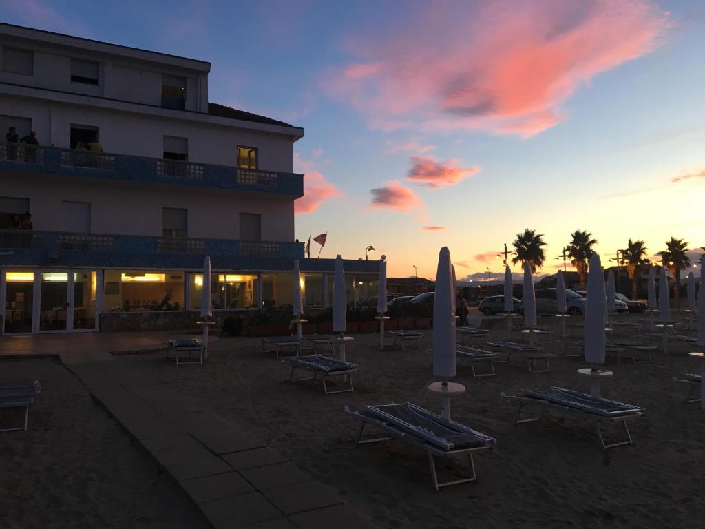 Východ nebo západ slunce při pohledu z hotelu nebo okolí