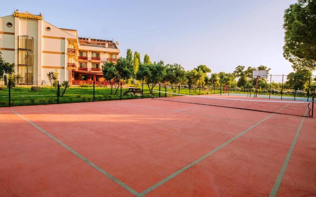 Tenis a/nebo squash v ubytování Helen Troya Hotel Geyikli nebo okolí
