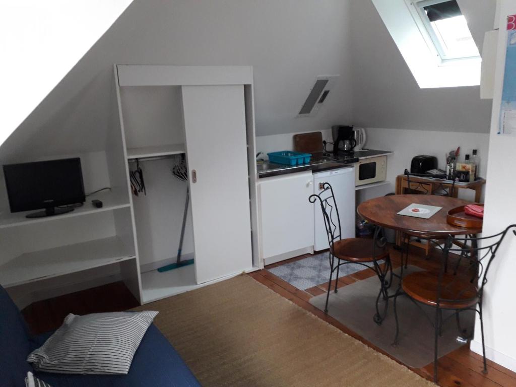 un salon avec une table et une cuisine dans l'établissement Pen Hat, à Camaret-sur-Mer