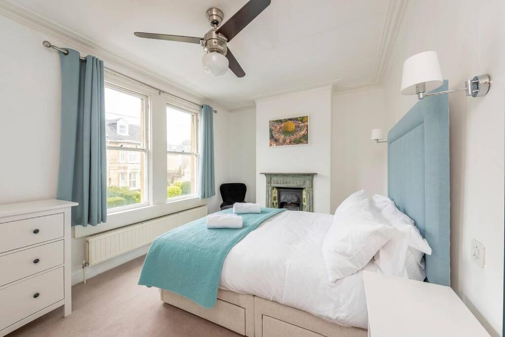 een slaapkamer met een bed en een plafondventilator bij Spacious House - 2 Double Rooms - Street Parking - Garden in Bath