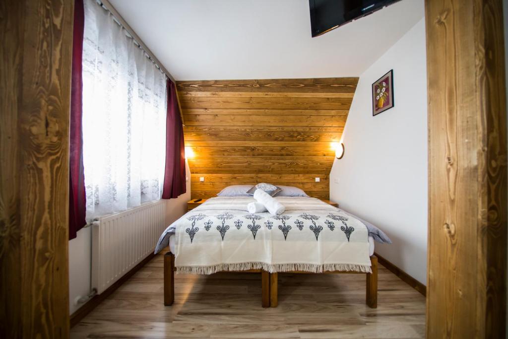 Posteľ alebo postele v izbe v ubytovaní Apartamenty Harenda 39