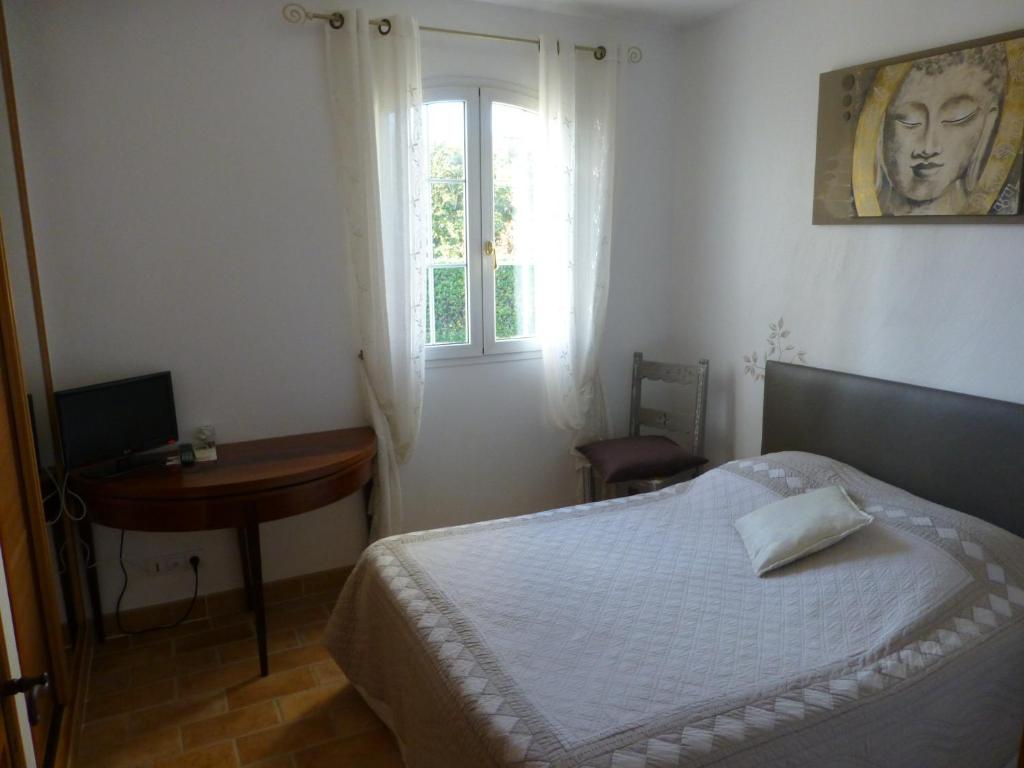 Postel nebo postele na pokoji v ubytování Chambre d'hôtes "La Bastide des Eucalyptus"