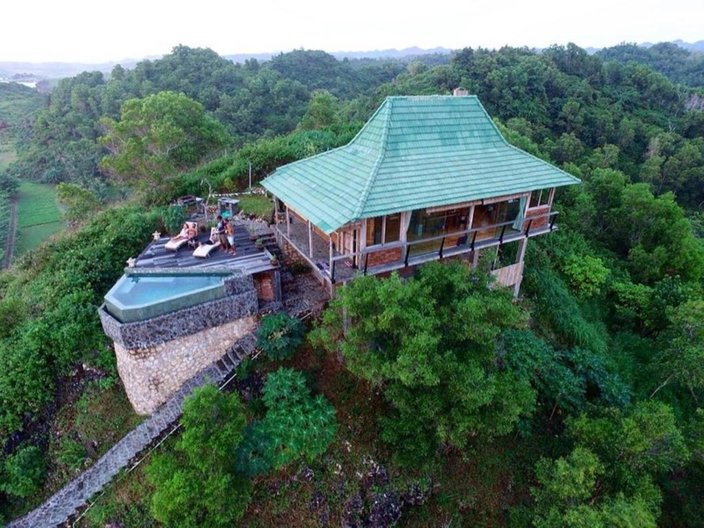 Watukarung的住宿－Batu Hill Villa，享有带游泳池的别墅的顶部景致
