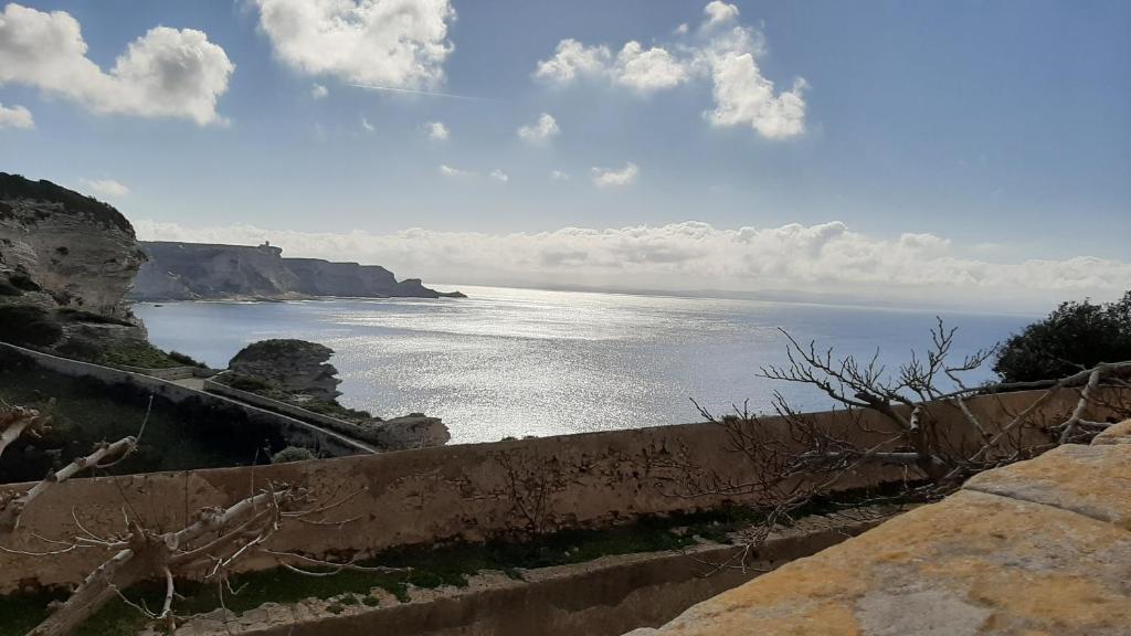 Petite merveille de loft au coeur de la citadelle de Bonifacio, vue mer à  Bonifacio — Oleaday Conciergerie