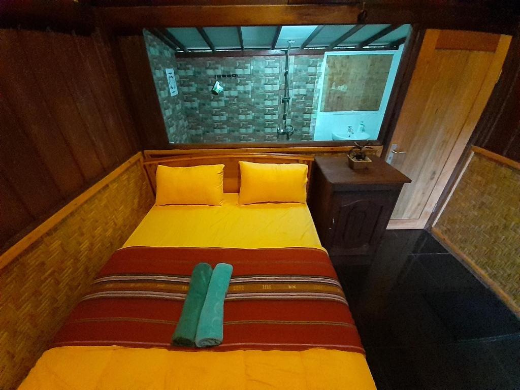 Postel nebo postele na pokoji v ubytování Tetebatu Valley Bungalows