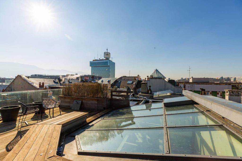 2BD Modern Apartment in Geneva Center with Rooftop by GuestLee - Housity