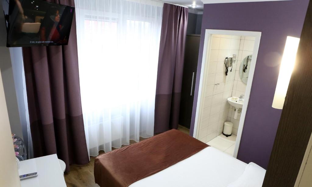 Postel nebo postele na pokoji v ubytování Hotel Phenix